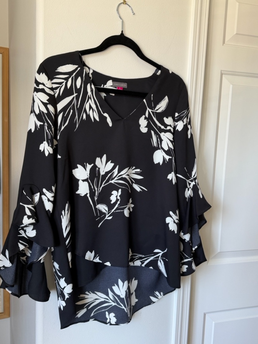 Vince Camaro - Black & White Floral V-Neck Ruffle Sleeve Spring Blouse Top